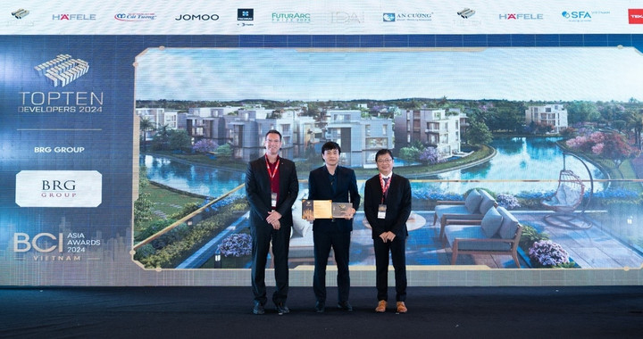 Đại diện Tập đoàn BRG nhận giải thưởng “Top 10 công ty Chủ đầu tư hàng đầu 2024”.