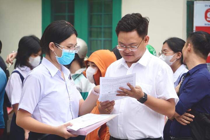 មុខវិជ្ជាចំនួន ៣ ក្នុងការប្រឡងចូលថ្នាក់ទី ១០ នៅទីក្រុងហូជីមិញ រួមមាន៖ គណិតវិទ្យា អក្សរសាស្ត្រ និងភាសាបរទេស។