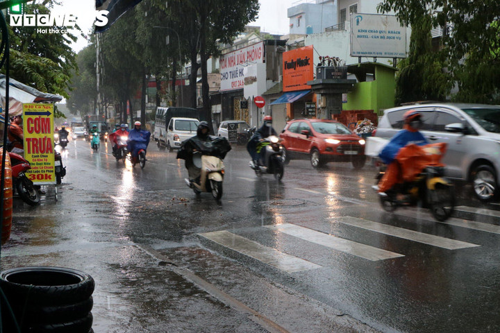 Hình ảnh người dân vội vã chạy tránh mưa ở đường Nguyễn Kiệm, quận Gò Vấp.