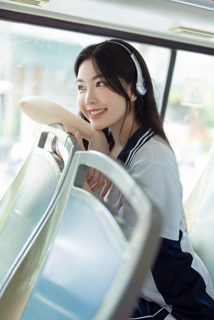 Mặc đồng phục chụp ảnh, con gái MC Quyền Linh được khen là 'nữ thần thanh xuân' - 12