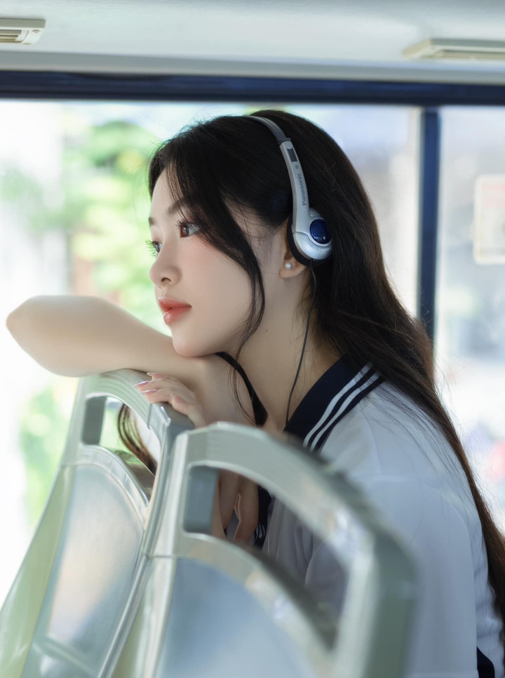 Mặc đồng phục chụp ảnh, con gái MC Quyền Linh được khen là 'nữ thần thanh xuân' - 13