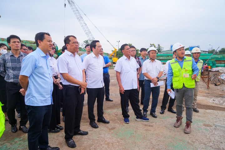 Đại diện đơn vị thi công báo cáo tiến độ Dự án.