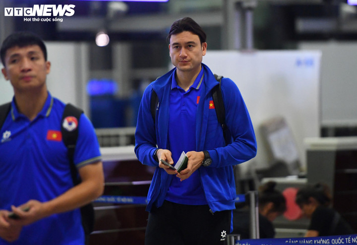 Rạng sáng 8/6, đội tuyển Việt Nam có mặt tại sân bay Nội Bài để đáp chuyến bay sang thủ đô Baghdad, Iraq chuẩn bị cho trận đấu cuối cùng tại vòng loại World Cup 2026. Văn Lâm và đồng đội rời khách sạn lúc 12h30.