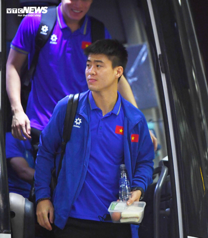 Trung vệ Đỗ Duy Mạnh cầm theo phần đồ ăn gồm bánh sandwich kẹp và trứng gà luộc cùng nước uống. Trung vệ của Hà Nội FC luôn chú trọng khâu dinh dưỡng.