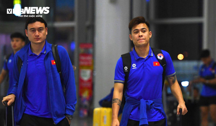 Các cầu thủ nhanh chóng di chuyển vào khu vực làm thủ tục để lên máy bay. Họ không tỏ ra quá mệt mỏi dù vừa phải thi đấu trước đó 1 ngày.