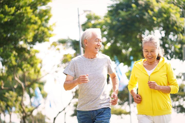 Sử dụng Quần Caryn mỏng nhẹ hương bạc hà cải tiến giúp người cao tuổi tự tin, thoải mái trong những ngày hè.