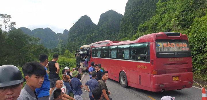 Hiện trường vụ tai nạn giao thông trên đường xuyên đảo Cát Bà, khiến nhiều người thương vong.
