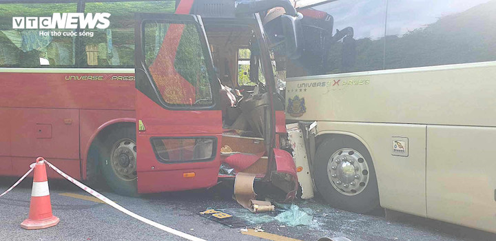 Phần đầu 2 xe khách bị biến dạng sau cú tông mạnh.