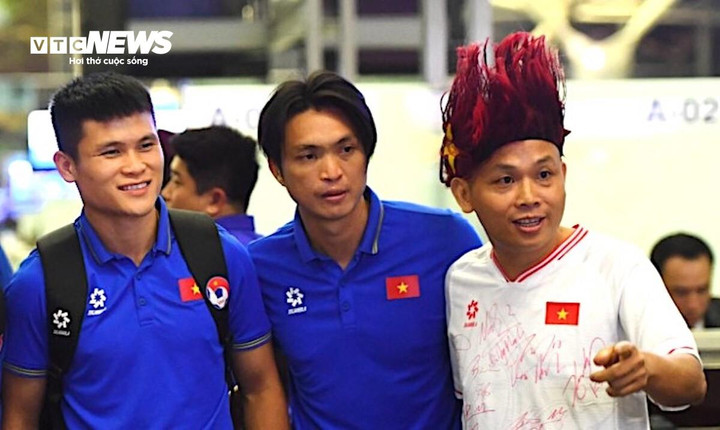 Một số cổ động viên có mặt để tiễn đội tuyển Việt Nam lên đường sang Iraq. Thầy trò ông Kim Sang-sik cần có kết quả tốt trước đội chủ nhà và chờ Philippines làm nên bất ngờ tại Indonesia.