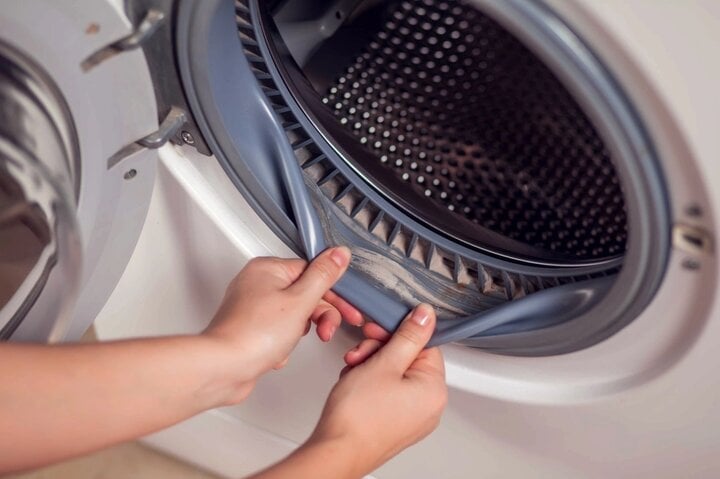 Bạn có biết các mẹo tẩy vết bẩn cứng đầu trên gioăng cao su máy giặt? (Ảnh: Hellosuper)