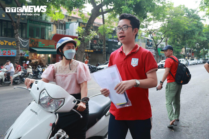 Tại điểm thi THPT Việt Đức (Hoàn Kiếm), từ sớm, các phụ huynh đưa thí sinh tới điểm thi.