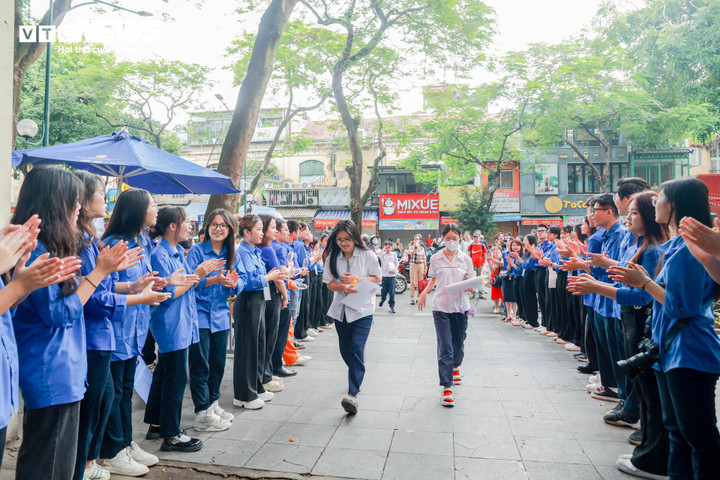 Sáng nay (8/6), hơn 100.000 học sinh Hà Nội làm bài thi môn Ngữ văn, chính thức bước vào cuộc đua giành suất học lớp 10 công lập. Từ 6h, thí sinh và phụ huynh có mặt tại các điểm thi trên toàn thành phố.