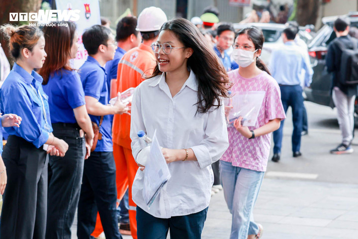 Theo quy định, đúng 7h30, thí sinh vào phòng thi. Thời gian bắt đầu làm bài là 8h, thu bài lúc 10h, tổng thời gian làm bài 120 phút.