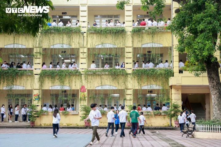 Theo lịch thi, sáng nay các thí sinh sẽ làm bài môn Ngữ văn, buổi chiều thi Ngoại ngữ. Sáng 9/6 học sinh thi môn Toán. Thí sinh trúng tuyển sẽ xác nhận nhập học từ 10-12/7; nộp hồ sơ nhập học bổ sung từ 19-22/7.