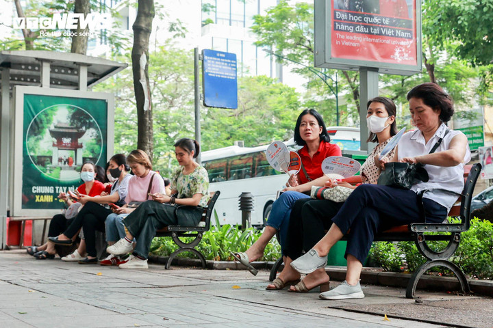 Bên ngoài phụ huynh ngồi đợi con trong tâm trạng lo lắng.