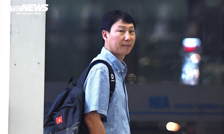 Ông Kim Sang-sik nổi bật dù chọn trang phục không cầu kì. Nhà cầm quân người Hàn Quốc mặc quần jeans, áo sơ mi đơn giản. Ông không mặc trang phục di chuyển như các học trò hay trợ lý mà trung thành với phong cách thời trang đơn giản, lịch thiệp.