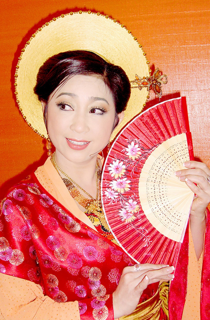 Chị từng được cố NSND Diệp Lang khen là "cô đào rộng xài" vì từ đào thương, độc, hài... Thoại Mỹ "trị" được hết.