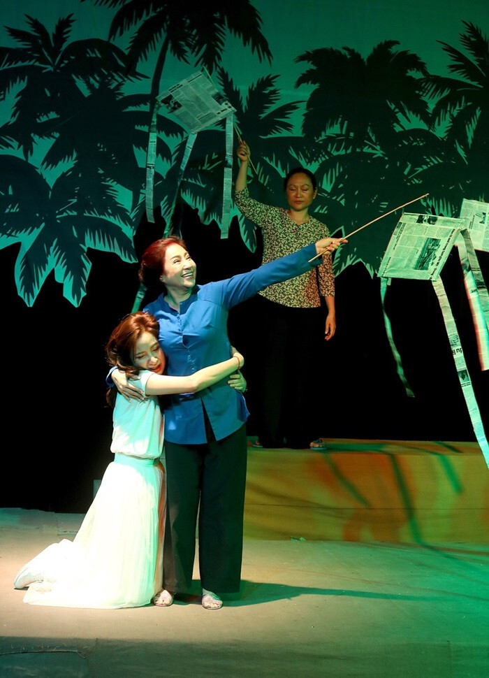 NSƯT Thoại Mỹ trong vở kịch "Diều ơi".