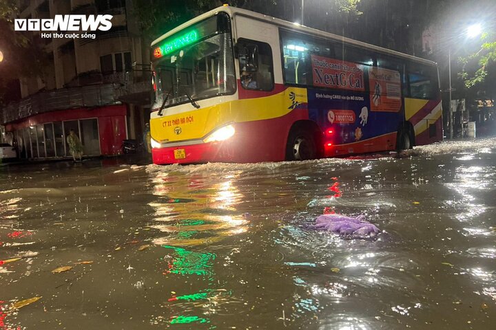 Hà Nội mưa lớn, phố trung tâm ngập gần nửa mét- Ảnh 8.