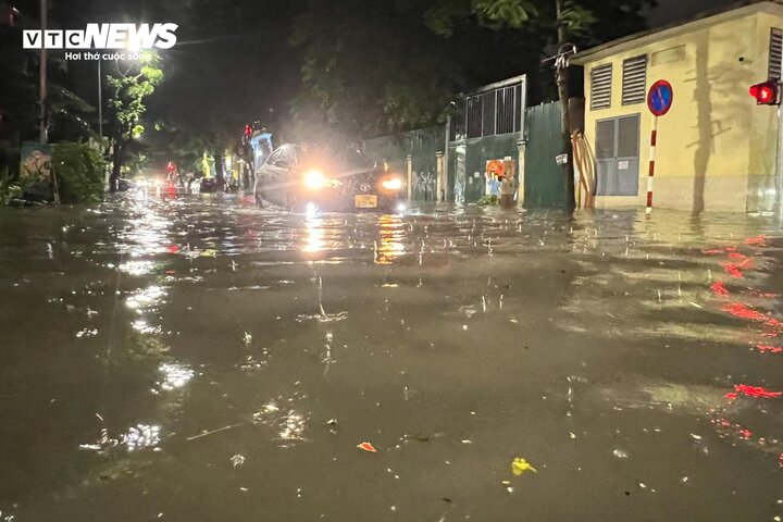 Hà Nội mưa lớn, phố trung tâm ngập gần nửa mét- Ảnh 6.