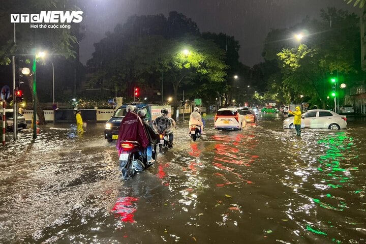 Hà Nội mưa lớn, phố trung tâm ngập gần nửa mét- Ảnh 1.