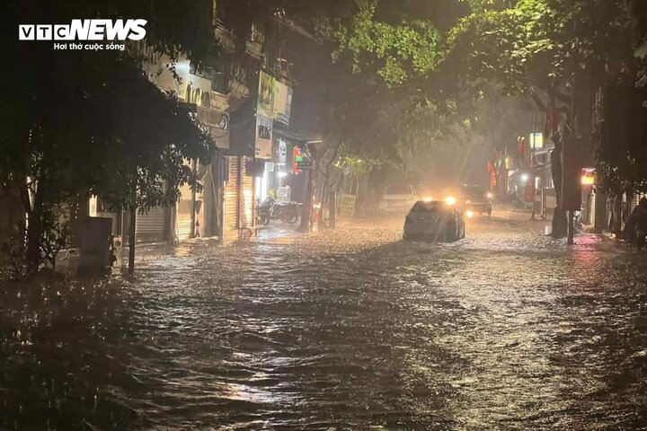 Hà Nội mưa lớn, phố trung tâm ngập gần nửa mét- Ảnh 10.