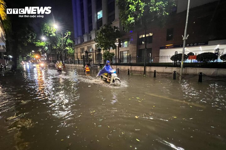 Hà Nội mưa lớn, phố trung tâm ngập gần nửa mét- Ảnh 2.