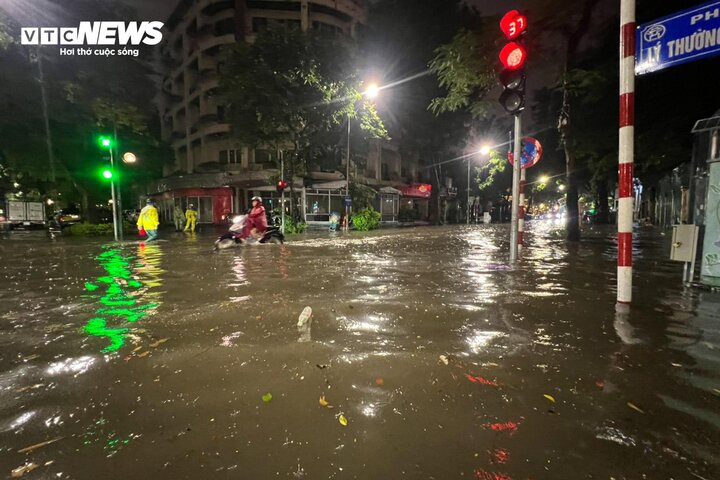 Hà Nội mưa lớn, phố trung tâm ngập gần nửa mét- Ảnh 4.