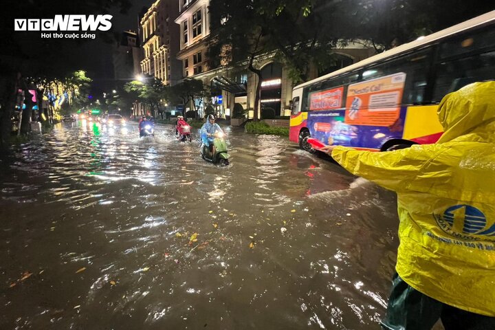 Hà Nội mưa lớn, phố trung tâm ngập gần nửa mét- Ảnh 9.