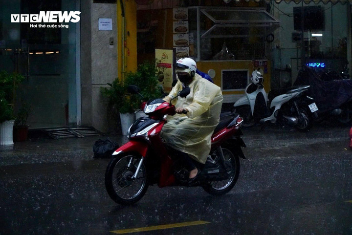 Thời tiết TP.HCM hôm nay 8/6, có nhiều mây, từ sáng đến trưa trời nắng, về chiều tối có mưa rào và dông vài nơi.