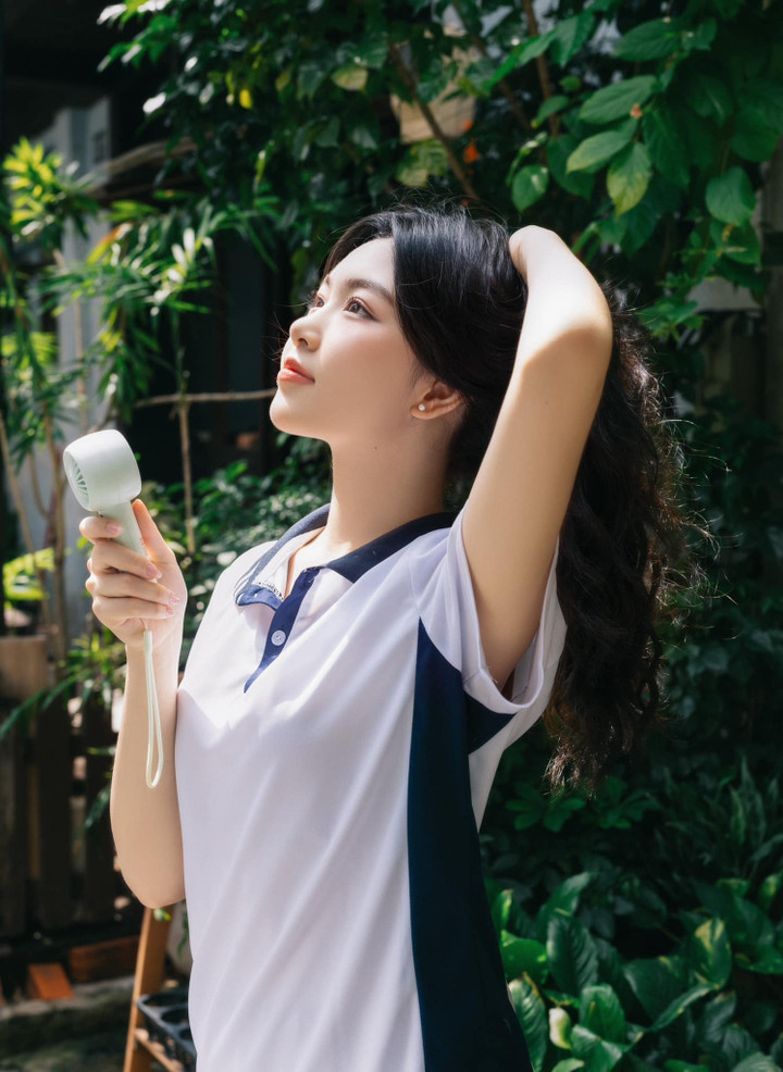 Mặc đồng phục chụp ảnh, con gái MC Quyền Linh được khen là 'nữ thần thanh xuân' - 9