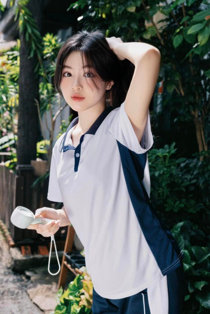 Mặc đồng phục chụp ảnh, con gái MC Quyền Linh được khen là 'nữ thần thanh xuân' - 10