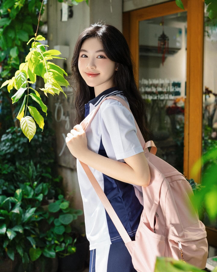 Ái nữ nhà Quyền Linh vừa trúng tuyển vào University of the Arts London (Đại học Mỹ thuật London). Suốt thời gian học phổ thông, Lọ Lem đều có thành tích học tập tốt.