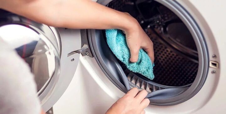 Việc vệ sinh gioăng cao su định kỳ giúp máy giặt hoạt động hiệu quả và bảo vệ sức khỏe cho người sử dụng. (Ảnh: Fantasticservices)