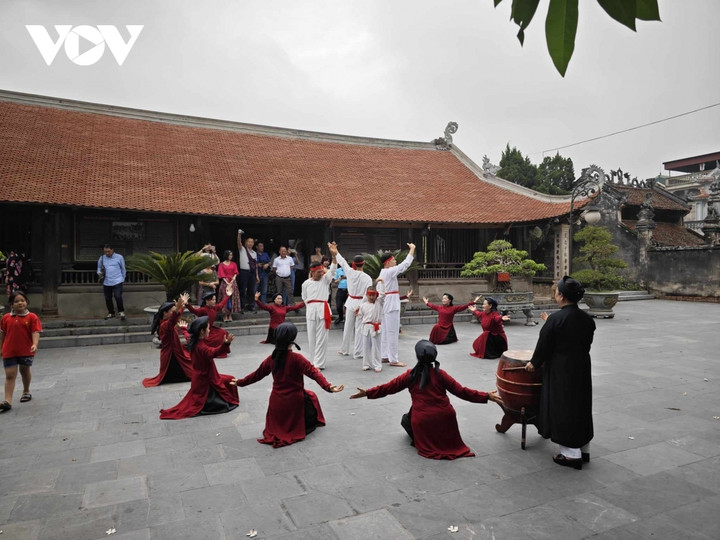 Các nghệ nhân trình diễn các tiết mục Hát Xoan