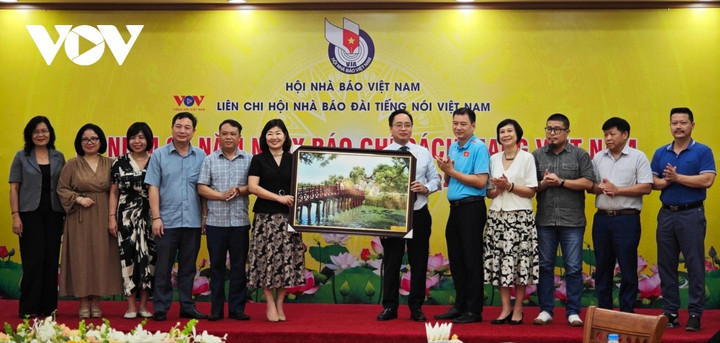 Ông Phạm Mạnh Hùng - Phó Tổng Giám đốc, Chủ tịch Liên Chi hội Nhà báo Đài Tiếng nói Việt Nam trao bức tranh Hồ Gươm tặng Đài PT-TH tỉnh Phú Thọ