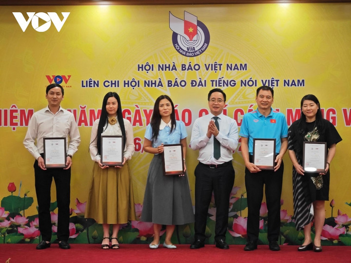 Phó Tổng Giám đốc VOV Phạm Mạnh Hùng trao Giấy khen cho các cá nhân tích cực tham gia Hội báo toàn quốc