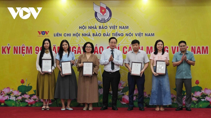 Phó Tổng Giám đốc VOV Phạm Mạnh Hùng trao Giấy khen cho các tập thể tích cực tham gia Hội báo toàn quốc