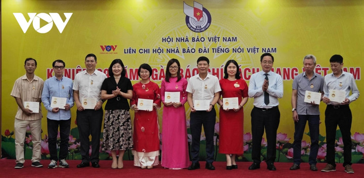 Ông Phạm Mạnh Hùng và bà Nguyễn Thị Tuyết Chinh trao Kỷ niệm chương Vì sự nghiệp báo chí cách mạng Việt Nam tặng các hội viên tiêu biểu của Liên Chi hội Nhà báo Đài Tiếng nói Việt Nam