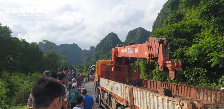 Các lực lượng chức năng đang huy động phương tiện đưa thi thể tài xế ra khỏi cabin.