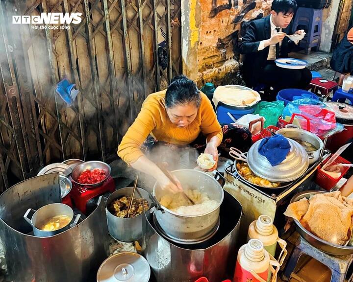 Hàng xôi thu gọn trong một góc phố, với chõ xôi, nồi thịt, tô trứng, thêm vài chiếc ghế nhựa con con cho khách ngồi.