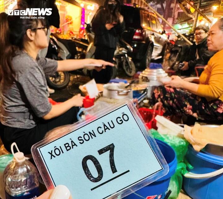 Mỗi người sau khi gọi món sẽ được phát số thứ tự.