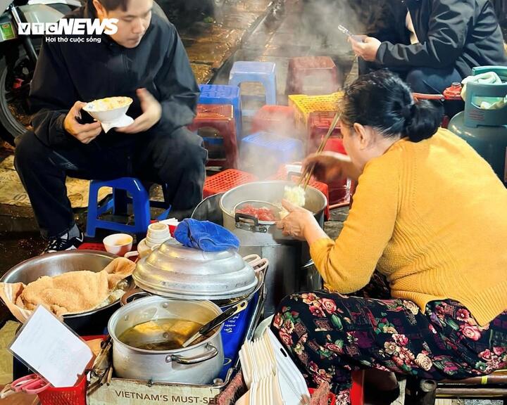 Tính cách thân thiện và xởi lởi Bà Sòn cũng là yếu tố khiến hàng xôi của bà được nhiều người yêu thích.