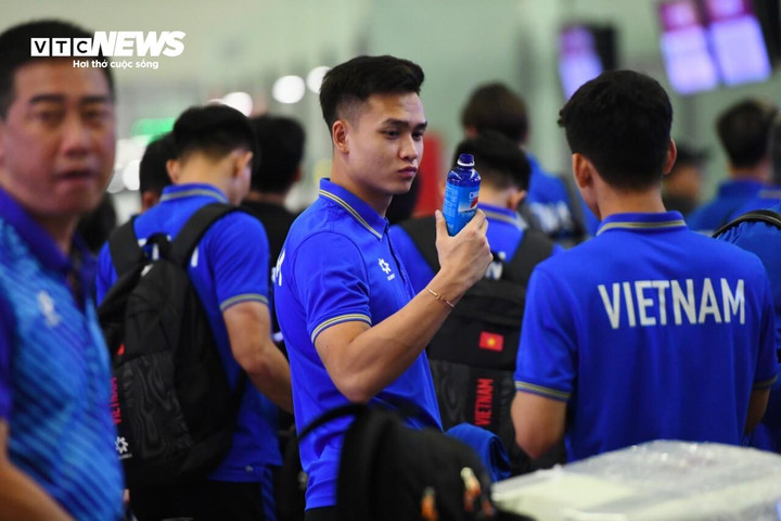 Đội tuyển Việt Nam đón chào sự trở lại của Bùi Hoàng Việt Anh.