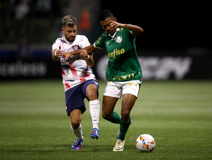 Luis Guilherme (phải) thi đấu ở vị trí tiền đạo cho CLB Palmeiras (Brazil).