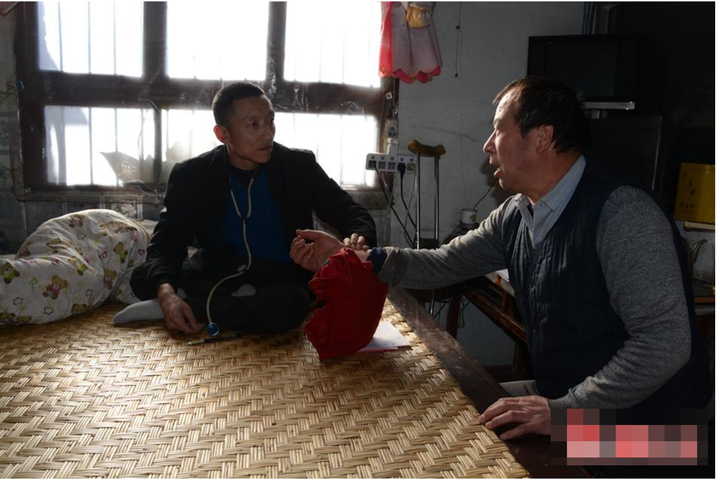 Suốt hơn 20 năm, anh Mã khám miễn phí cho nhiều người. (Ảnh: Gansu)