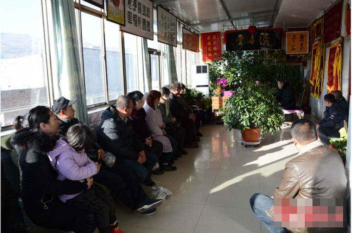 Từ sáng sớm, phòng khám của anh Mã đã rất đông bệnh nhân xếp hàng. (Ảnh: Gansu)