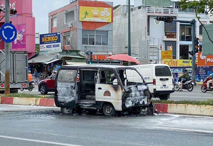 Chiếc xe bị thiêu rụi. (Ảnh: T.Q)