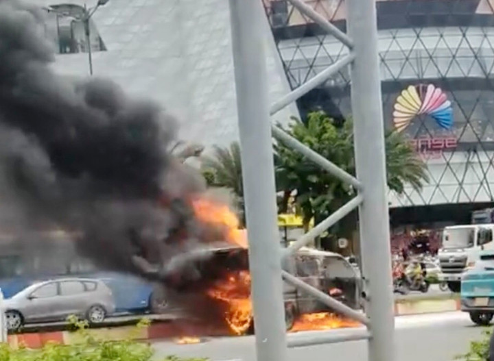 Chiếc xe bị cháy trên đường Phạm Văn Đồng, TP Thủ Đức. (Ảnh: T.Q)