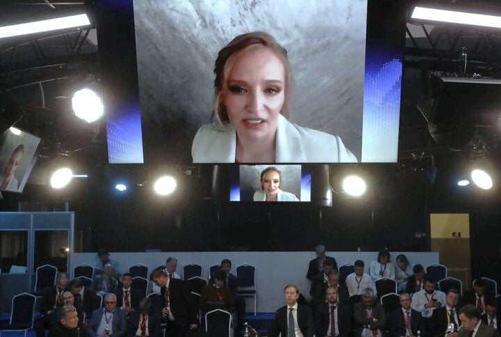 Katerina Tikhonova - con gái Tổng thống Nga Putin phát biểu tại Diễn đàn SPIEF. (Ảnh: EPA)